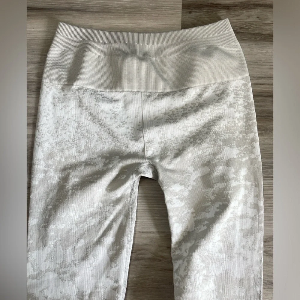 Fabletics High-Waisted Seamless Mist Legging Light Grey & White Size Small - Picture 9 of 9